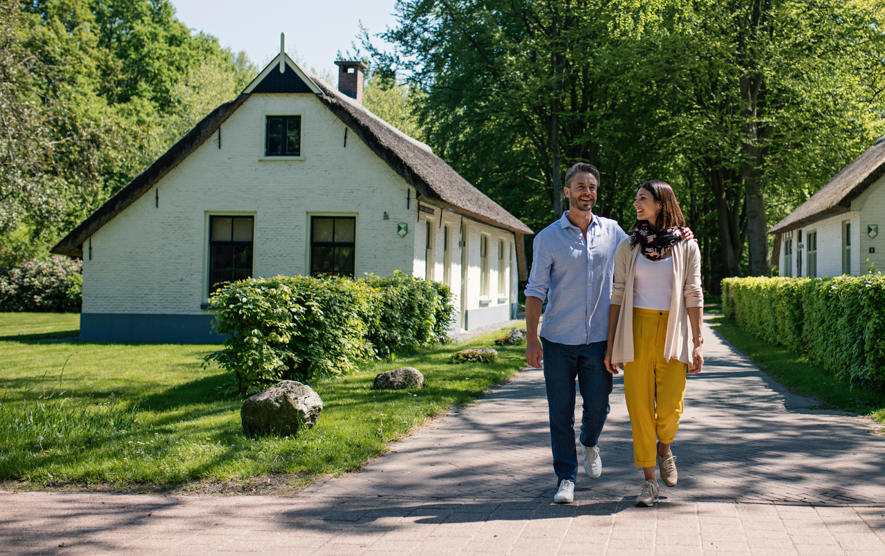 Koppel wandelend voor koloniehuisjes