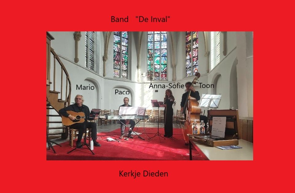 Concert De Inval in het Kerkje Dieden: vier muzikanten op rood tapijt in een kerk met glas-in-lood. Mario speelt gitaar, Paco toetsen, Anna-Sofie viool en Toon contrabas.