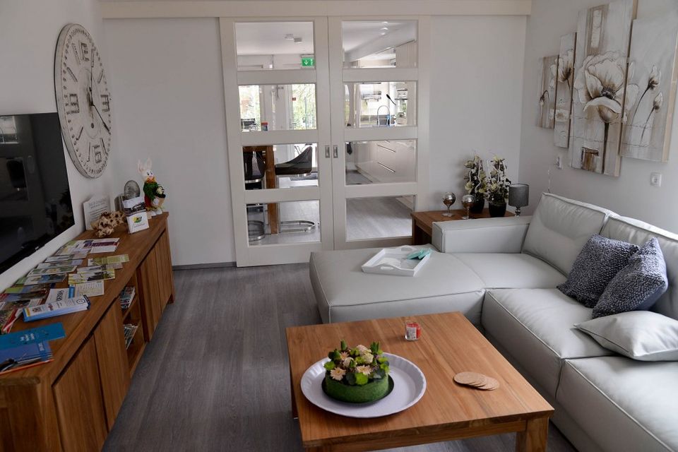 Gezellige zitkamer van B&B Aan de Hollandse IJssel in Montfoort met comfortabele zithoek, moderne inrichting en rustige sfeer, gastvrij verblijf in het Groene Hart.