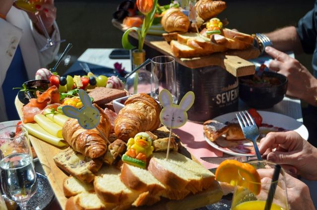 Een tafel vol met eten tijdens Pasen bij Sevenhills in Delft