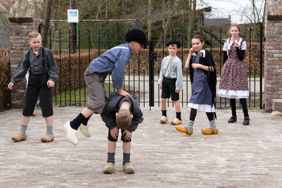 kinderen spelen op het schoolplein in het Boerenbondsmuseum