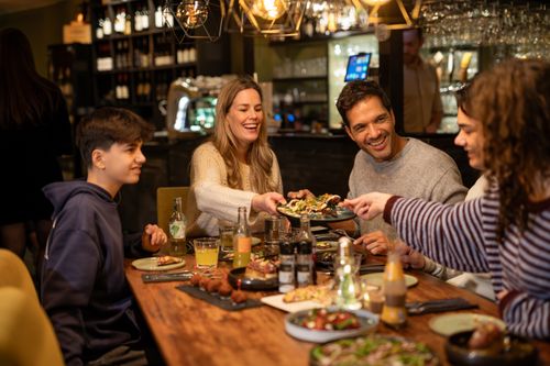 Gezin geniet van een diner bij Chefz Proeflokaal