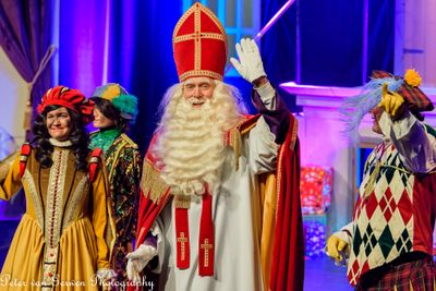 sinterklaas in zijn werkpaleis