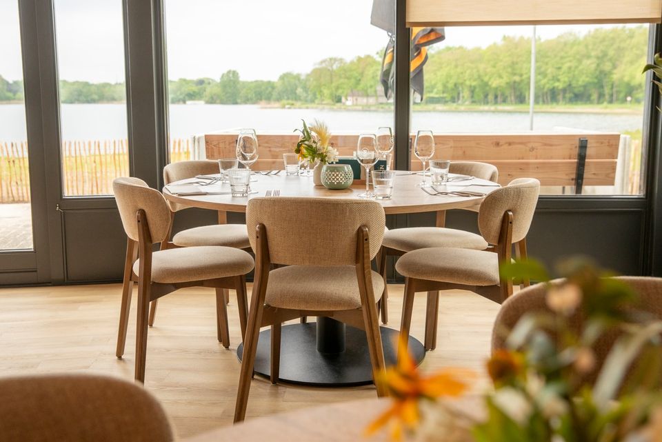 Tafel-stoelen-uitzicht-water-Strand-Tien