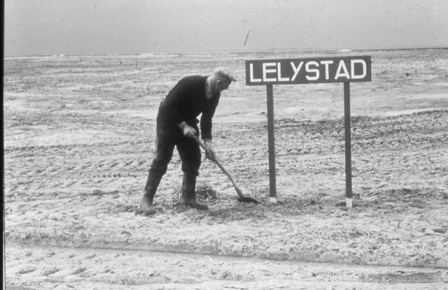 Oostelijk Flevoland in 1965. Plaatsnaambord Lelystad.