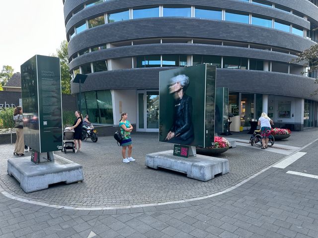 Buitenexpositie KIND VAN aan de Raadhuisstraat in het centrum van Vught