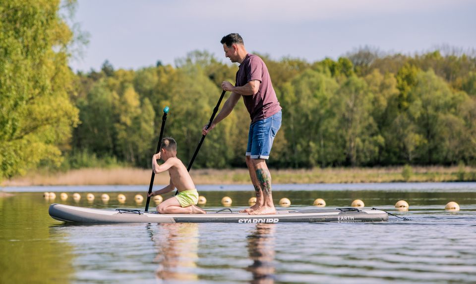 Vader en zoon op een SUP.