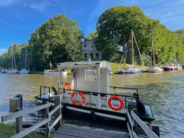 Het pontje gaat over de stadsgracht
