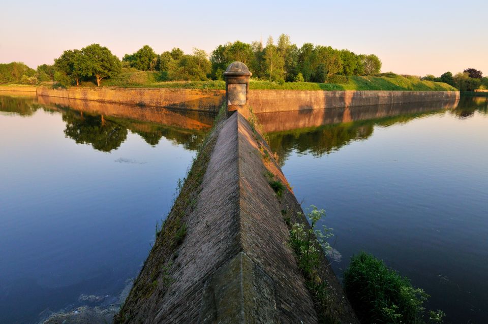 Een stenen beer (een soort sluis) in de vestinggracht van de vestingstad Naarden.
