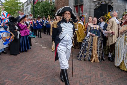 Een foto van verkleedde mensen op straat in Vianen.