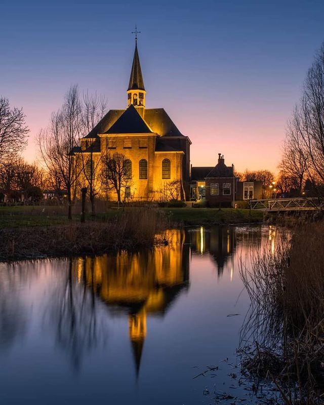 de kerk die verlicht is in de schemer.