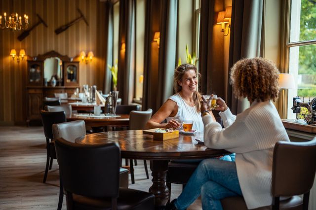 2 vrouwen zitten in een restaurant in Frederiksoord.