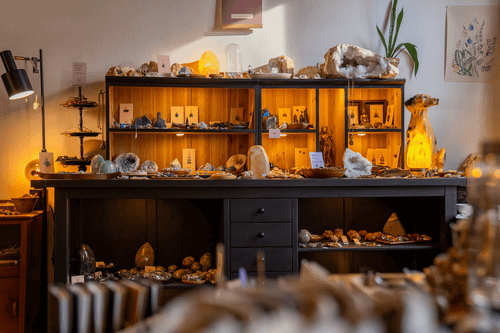 Een verborgen pareltje verstopt in het Jacobijnenhuis. Klein maar bomvol edelstenen winkeltje.