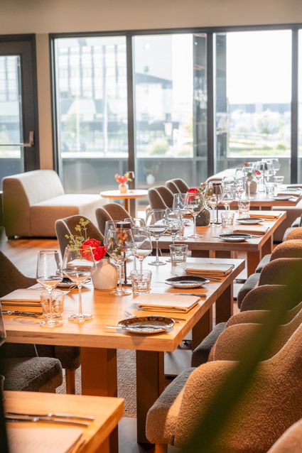 In het Kooi Stadion komt jouw boodschap tot leven – krachtig, persoonlijk en authentiek. Met de keuze uit 5 zalen, een unieke tunnelclub (slechts 2 in Nederland) en 16 skyboxen zijn de mogelijkheden eindeloos.