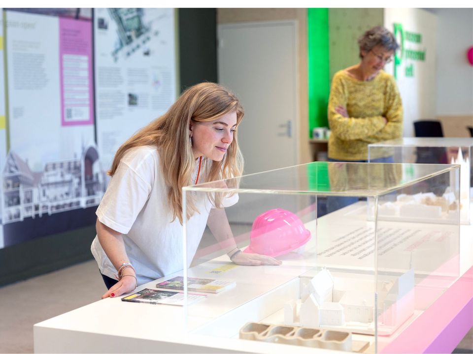 Vrouw bekijkt de verbouwplannen van het museum