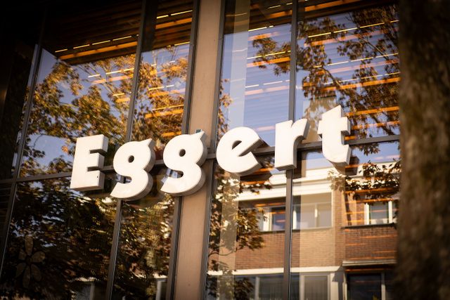 Letters op de gevel van Winkelcentrum Eggert in Purmerend.