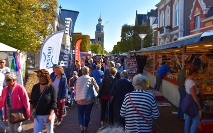 Mensen die over de markt lopen ook wel Joustermerke genoemd.