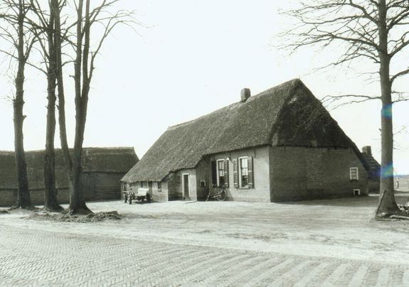 Boerderij met schuur, Spier 11 te Spier