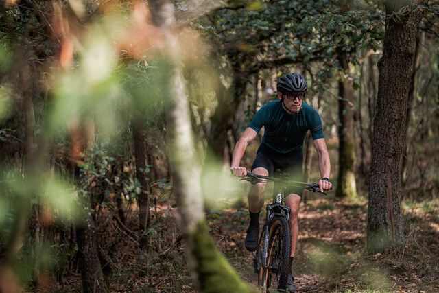 1 mountainbiker op het parcours