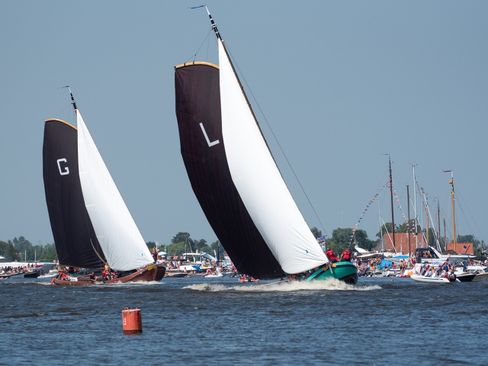 Vaar mee met de Toerist VI naar het SKS Skûtsjesilen in Elahuizen