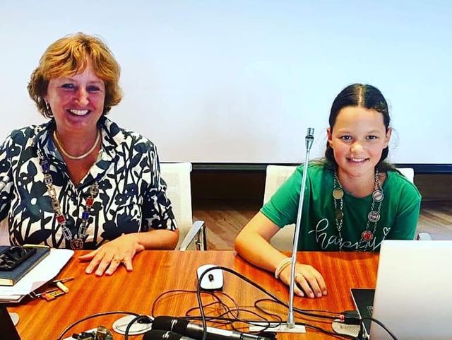 Burgemeester Liesbeth Spies met nieuwe kinderburgemeester Yfke