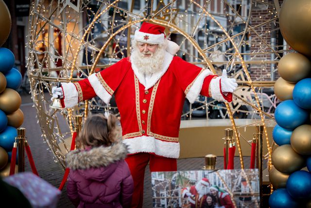De kerstman op de Laag Hollandse Makersmarkt in Purmerend