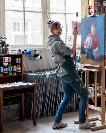 Foto Liesbeth van Keulen aan het schilderen