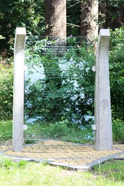 Voor of na terras camping Hoeve aan den Weg kom je dit monument tegen. Tussen knooppunten 67 en 69.