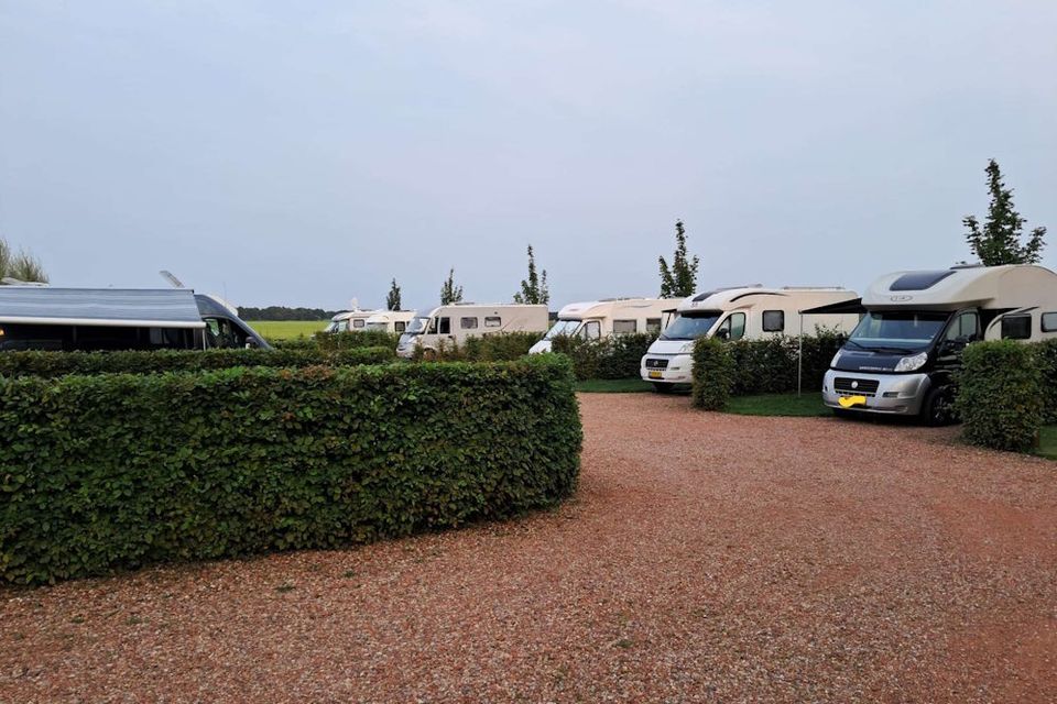 Een camperplaats in Orvelte waarop een aantal campers staan.