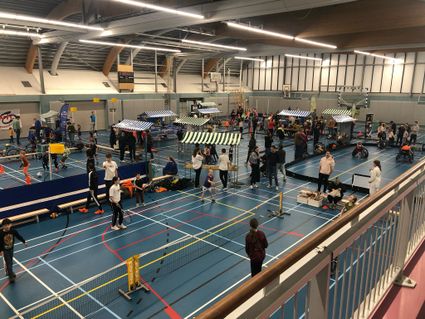 Sportmarkt voor kinderen van Beweegteam Woerden in Woerden, Groene Hart, overzicht van een sporthal met verschillende sport- en spelactiviteiten waar kinderen samen sporten en bewegen