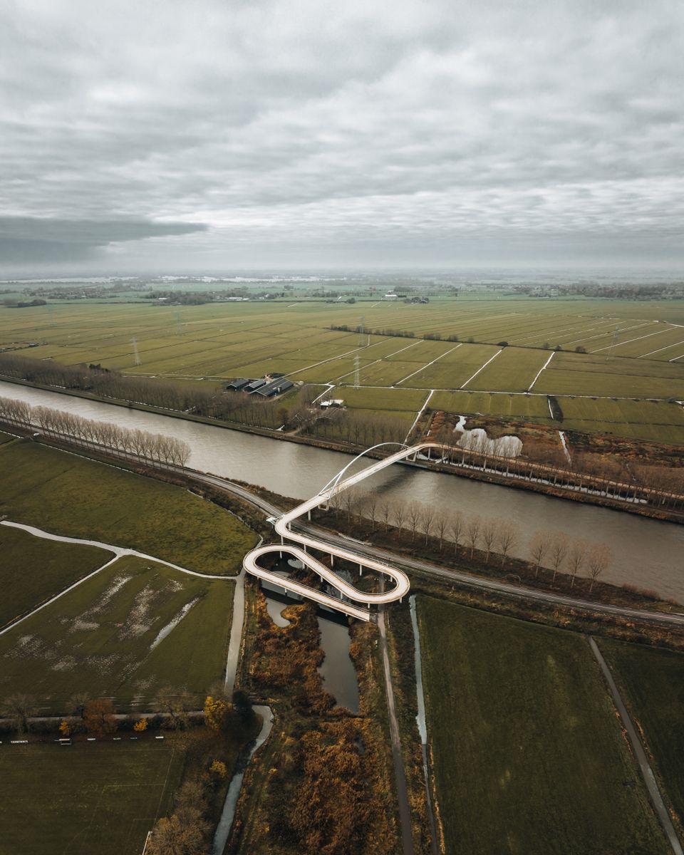 De Liniebrug over het Amsterdam Rijnkanaal vanuit de lucht