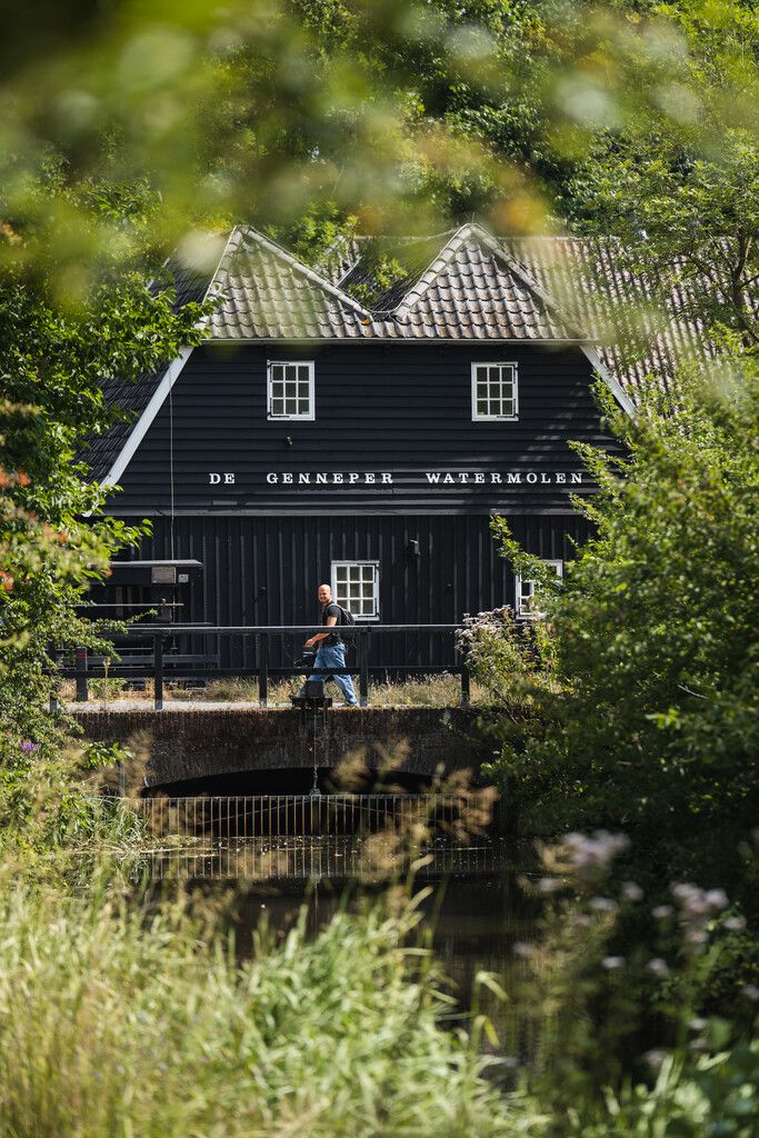 Wandelaar bij de Genneper Watermolen