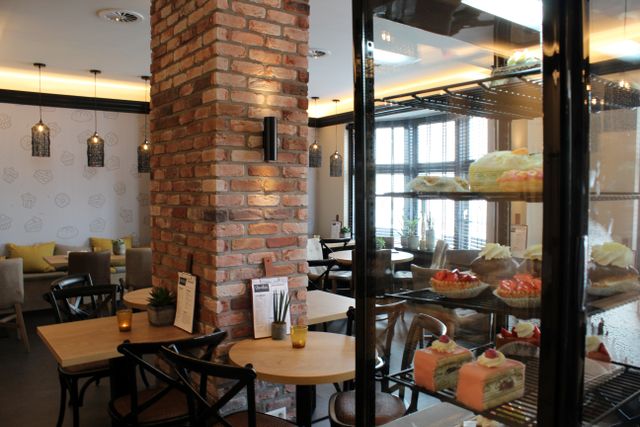 Bakkerij en tearoom Bakkerij Versluis in Woerden, Groene Hart, sfeervol interieur met zitplaatsen en een vitrine vol gebak en taartjes.