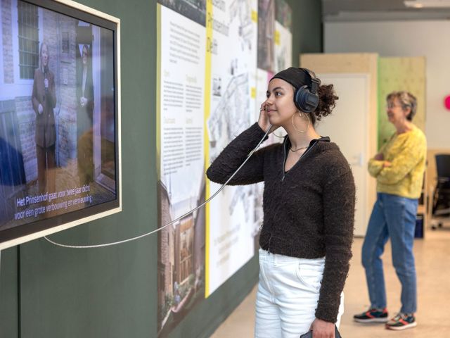 Meisje bekijkt de video van de verbouwplannen van het museum