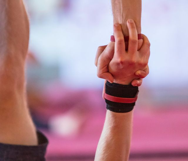 Twee handen die acro gym doen