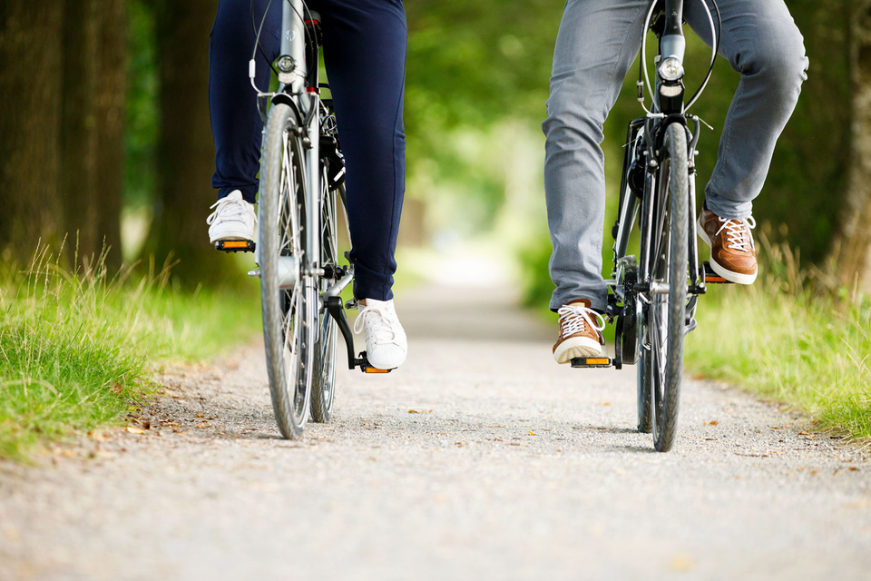 Zwei Personen auf einem Fahrrad