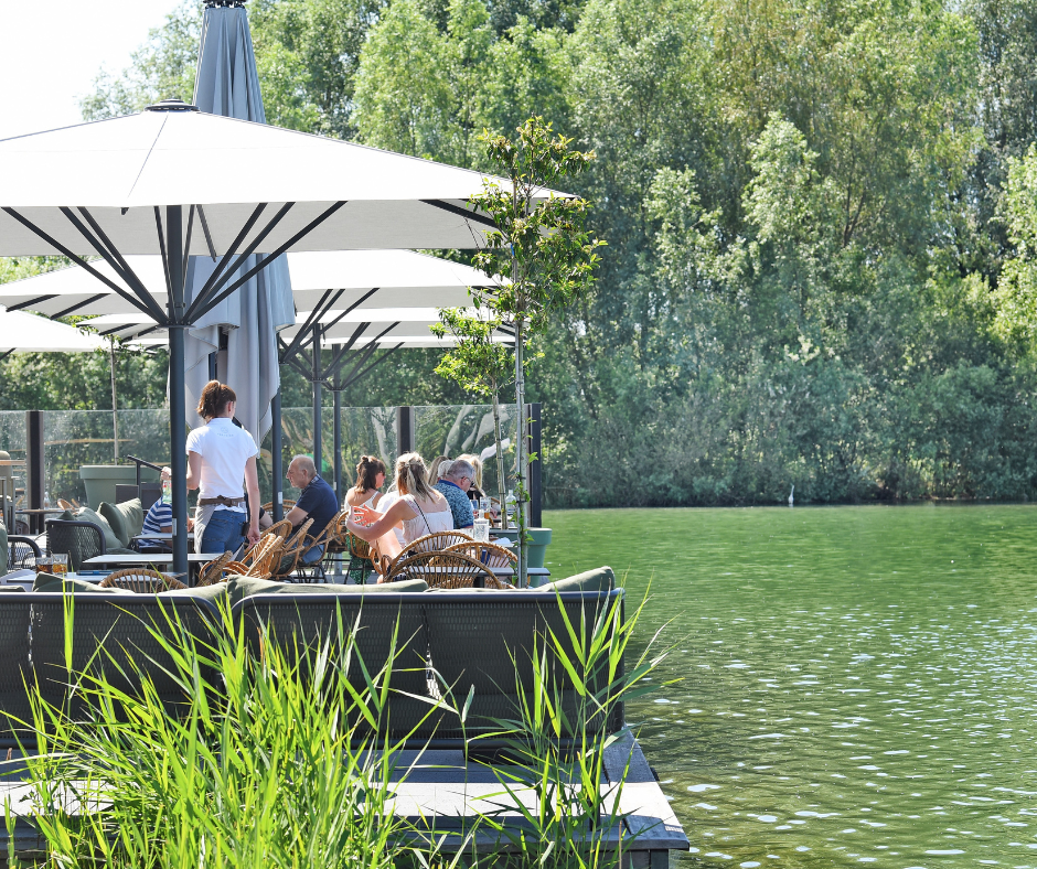 Terras aan het water bij FortVier