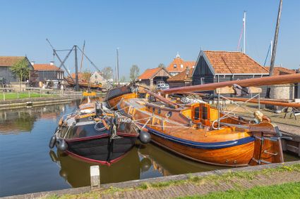 Blazerhaven te workum, twee grote schepen aan wal.