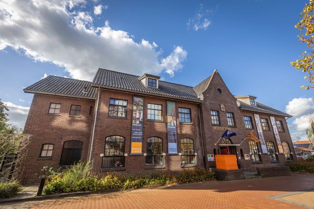 Voorkant museum, Museumplein 2