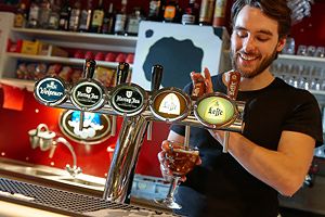 Barman van Boscafé de Rode Lelie in Oisterwijk.