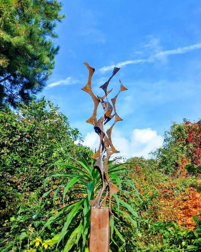 de terugkeer van een rancuneuze, masculiene, autocratische, populistische en in simplismen grossierende politieke cultuur. De narcistische bullebak als leidersfiguur, Onbeschaamdheid als deugd. Stompzinnigheid als trots. Waar gaat dat heen?