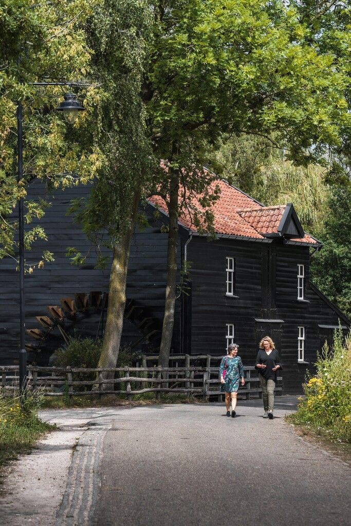 Het rad van de Venbergse Molen met wandelaars
