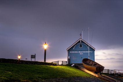het reddingshuisje van de knrm in hindeloopen in de avond