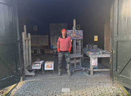 kunstenaar in zijn atelier
