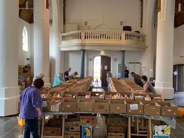 boekenbeurs in het Oude Kerkje