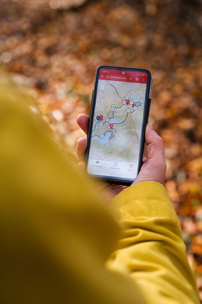 Une main avec téléphone, qui vous indique la route à suivre.