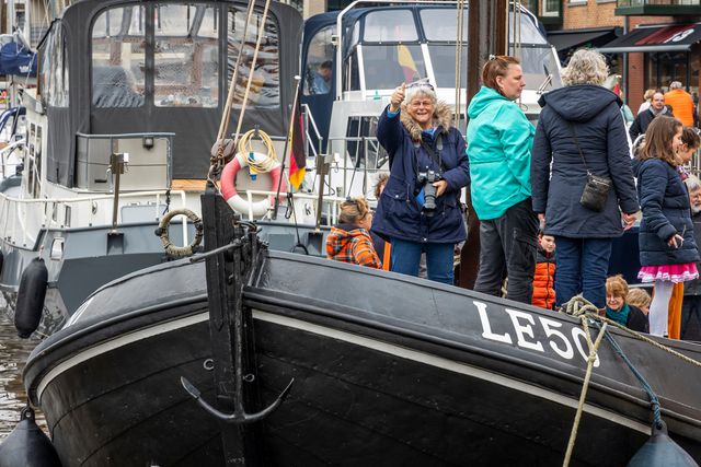 De boot LE50 met een vrouw die haar duim opsteekt