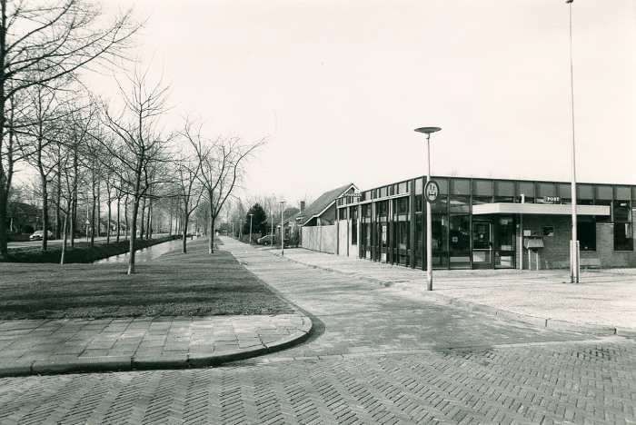 Een zwart-wit foto van postkantoor