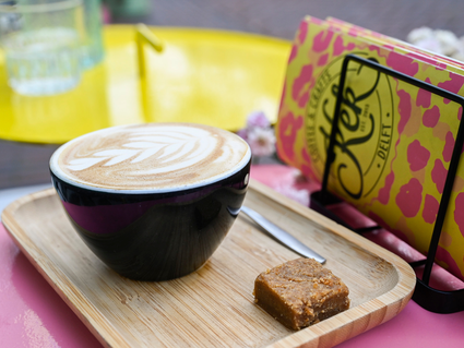 Kopje koffie op een tafel bij KEK in Delft