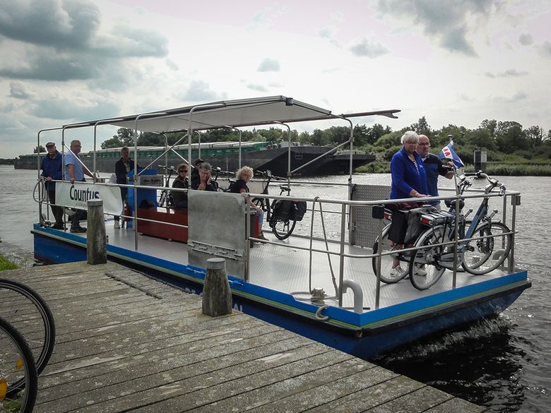 De Oerhaal vertrekt vanaf een steiger aan de Lange Sloot naar de jachthaven van Warten.